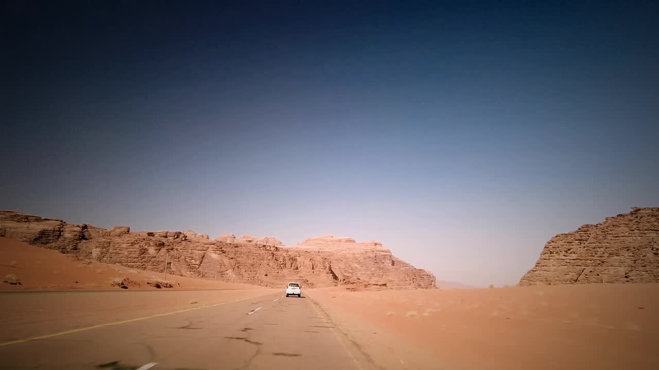 طريق بالصحرا وقت الغروب